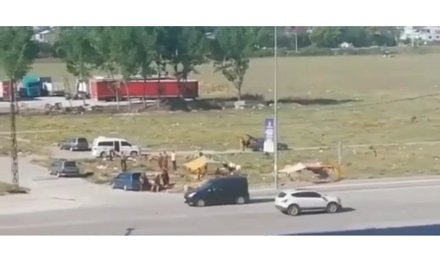 Bursa'da konar göçer aileler birbirine girdi yoldan geçen araçları taşladılar