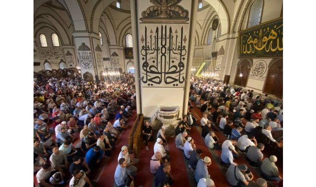 Bursalılar bayram namazı için camileri doldurdu