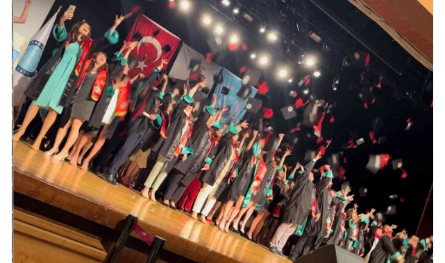 BUÜ Hukuk Fakültesi 11. dönem mezunlarını verdi