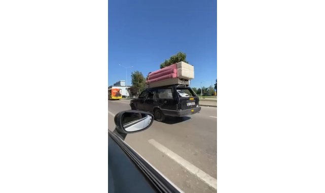 Ehliyetsiz sürücü otomobilin tavanında koltuk taşıdı