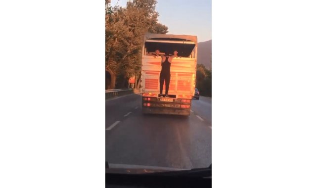 Kamyon kasasının kapağına tutunarak gitti, görenlerin yüreği ağzına geldi