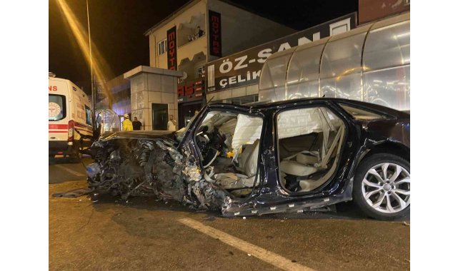 Milyon liralık lüks otomobil metro duvarına ok gibi saplandı: 1 ağır yaralı