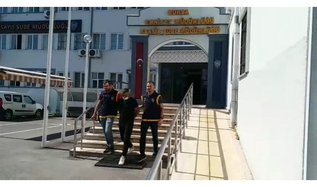 Oto hırsızı çalıntı araçla yakalandı