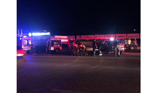 Otomobil tırın altına girdi: 2 kişi öldü, 1'i ağır 2 kişi yaralandı