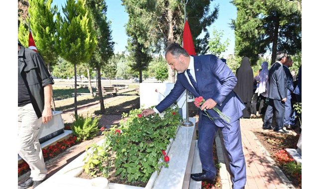 Şehitlikte duygusal anma