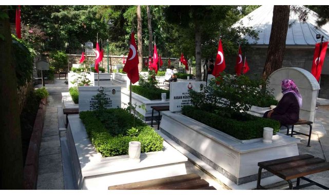 Şehitlikte hüzünlü bayram