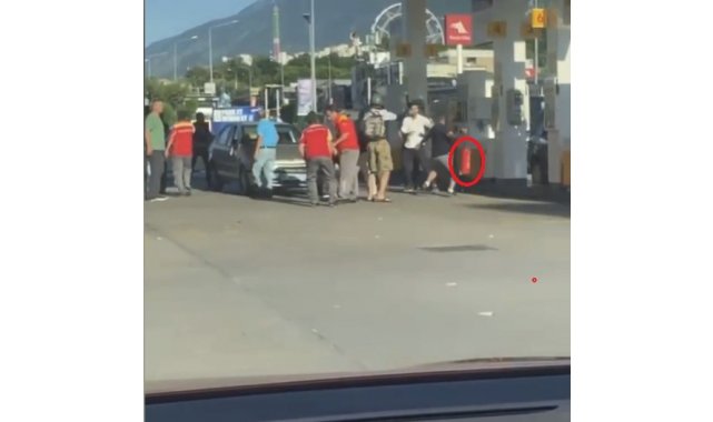 Trafikte kanlı yol verme kavgası kamerada...