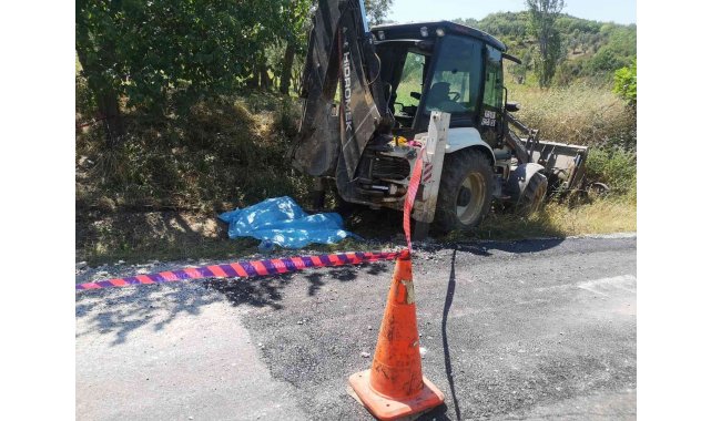 Yol çalışmasını izleyen şahıs iş makinesinin altında kalarak hayatını kaybetti