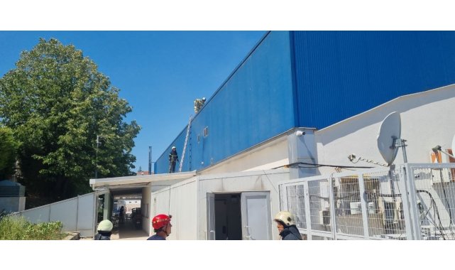Yüzme havuzunda yangın paniği; 4 kişi dumandan etkilendi