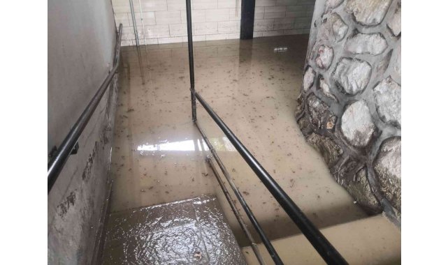 Bursa'da altgeçitler suyla doldu, vatandaşlar zor anlar yaşadı