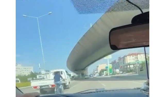 Bursa'da bisikletli gencin tehlikeli yolculuğu kameralarda