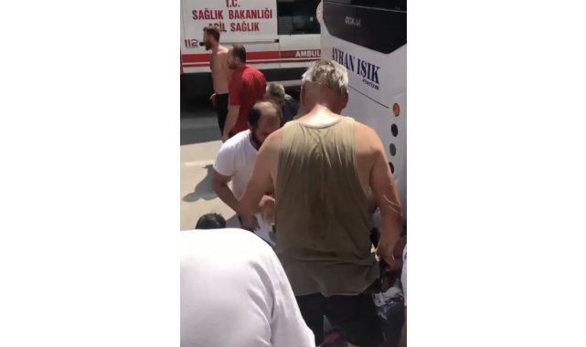 Bursa'da kaza yapan motosiklet sürücüsünün yardımına çevredekiler koştu