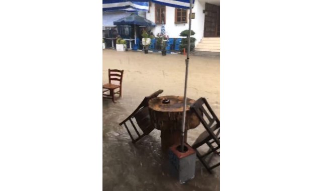 Bursa'da şiddetli yağmurda tarihi mahalleyi sel bastı