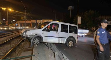 Bursa'da ticari araç metro rayına uçtu! Metro seferleri durduruldu: 1 yaralı