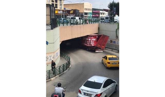 Bursa'da yüksekliği hesap edemeyen sürücüler üst geçit ve köprüye çarptı