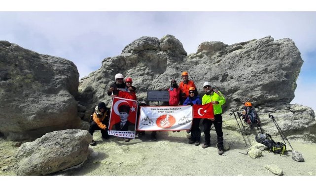 Bursalı dağcılar İran'ın en yüksek dağında Türk Bayrağı dalgalandırdı