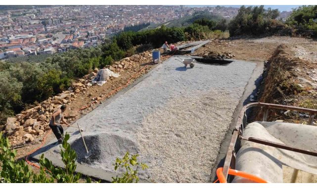 Gemlik'te tarım arazilerine giden yollar yenileniyor