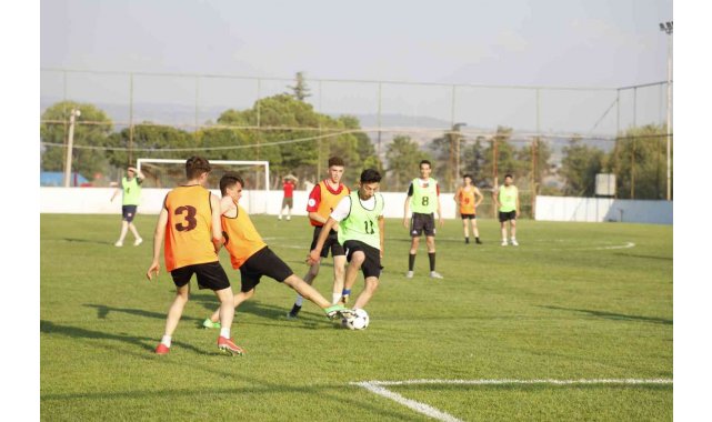 Gençlerin futbol şöleni başladı