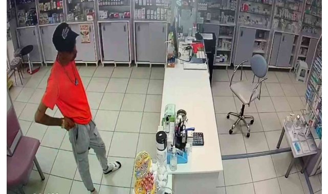 Hasta gibi geldi, sadaka kutusu ve telefonu çaldı