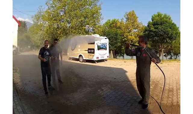 İlk defa kendi başına uçmayı başaran öğrencilerini otomobil gibi yıkadı