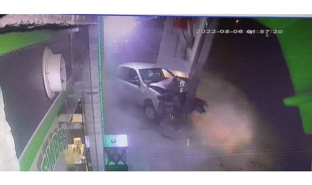 Kontrolünü çıkan otomobil aydınlatma direğine böyle çarptı: 3 yaralı