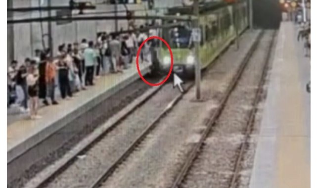 Metronun önüne atlayan şahıs yürekleri ağza getirdi