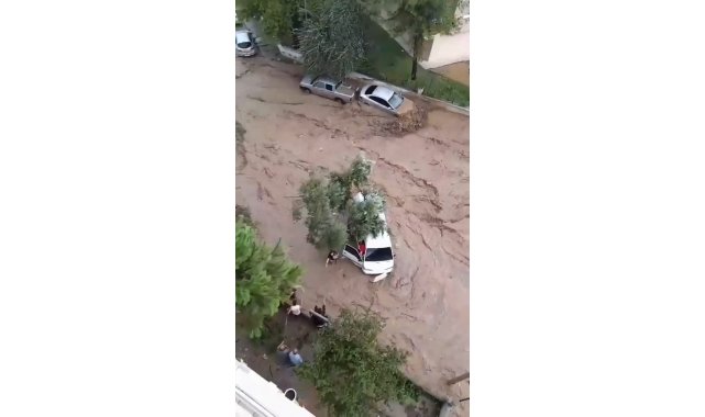 Mudanya'da bir aile sel sularından son anda kurtarıldı...