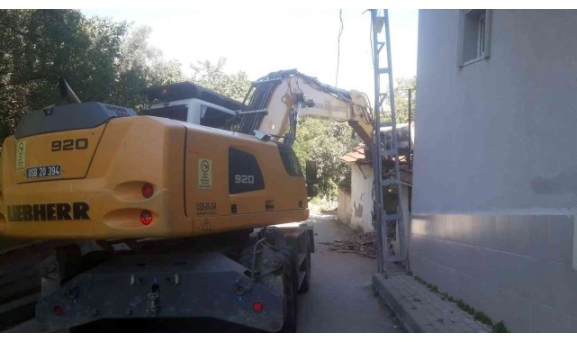 Osmangazi'de metruk binalar huzur ve güvenlik için yıkılıyor