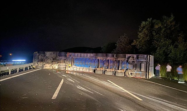 TEM otoyolunda tır devrildi, yol trafiğe kapatıldı