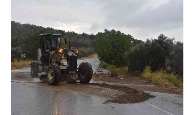 Yağıştan kapanan yolu Gemlik Belediyesi açtı