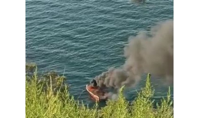 Balık tutmak istediler, alev alan tekneden yüzerek kurtuldular