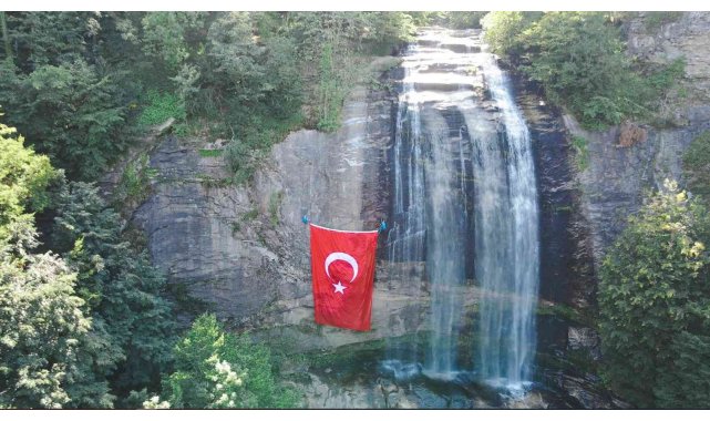 Dev Türk Bayrağı Suuçtu'nun güzelliğine güzellik kattı
