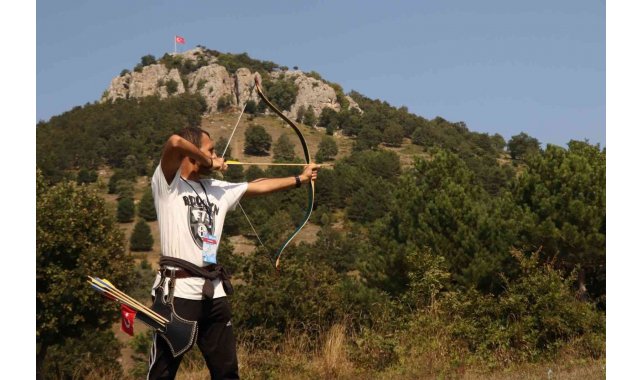 Geleneksel okçuluk tutkunları Gürsu Adrenalin Parkta hedefe kitlendi