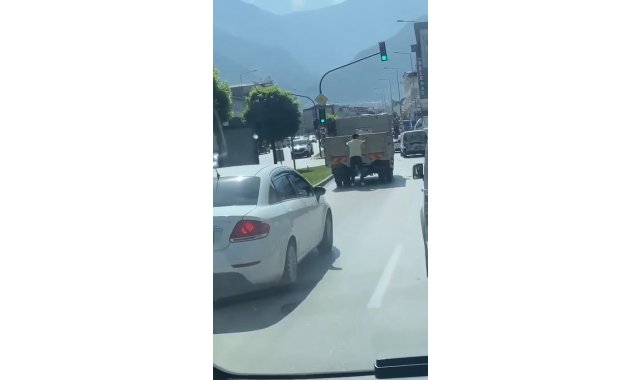 Kamyonetin arkasında patenle ölümüne yolculuk