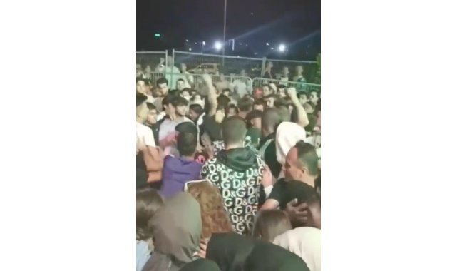 Konserde tekme ve yumruklar havada böyle uçuştu