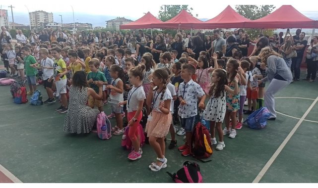 Mini mini birler okula dans ederek başladı