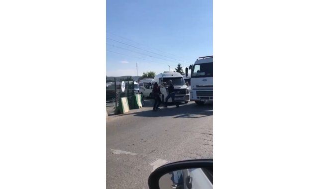 Servis şoförleri ile kamyon şoförünün yol verme kavgası ringleri aratmadı