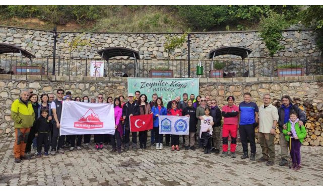 Aileler doğa yürüyüşünde buluştu.