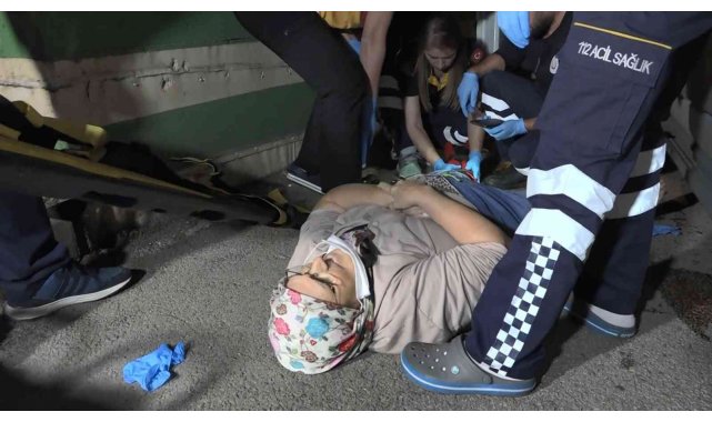 Ambulans yaya geçidindeki yaşlı kadına çarptı, ilk müdahaleyi ambulansta bulunan sağlıkçılar yaptı