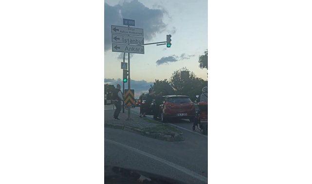 Anayolu boks maçına çevirdiler.. Şoförlerin yol verme kavgası kamerada