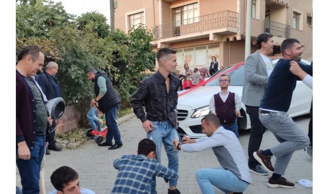 Arkadaşları damada yapmadığını bırakmadı