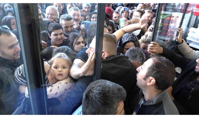 Bursa'da alışveriş çılgınlığı...Birbirlerini ezdiler