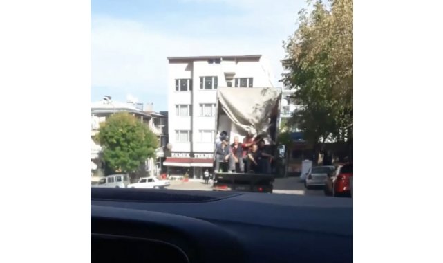 Bursa'da kamyonet kasasında tehlikeli yolculuk kameralarda