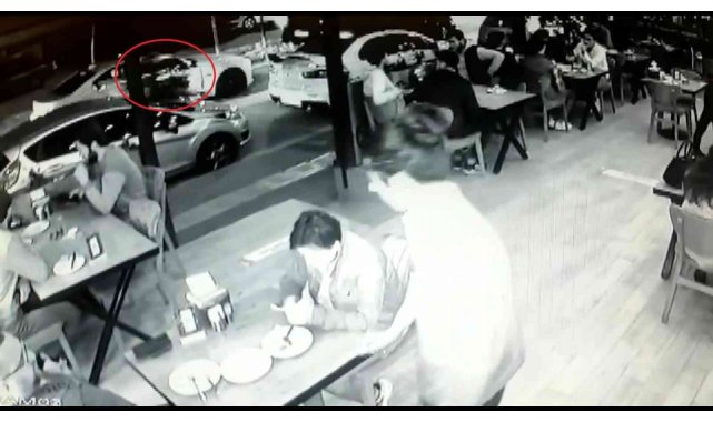 Bursa'da otomobilin kapısını bir anda açtı, motokurye çarparak böyle kaza çarptı