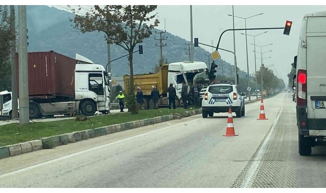 Bursa'da tır kamyona çarptı: 2 yaralı