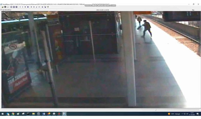 Bursa'da zabıtaya sinirlenen sokak müzisyenleri gitarını böyle kırdı