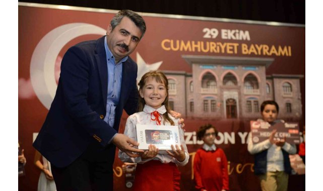 Cumhuriyeti en iyi anlatan öğrenciler Yıldırım'da ödüllendirildi