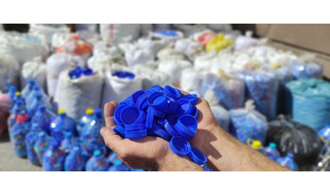 Her yıl tonlarca kapağı tek tek toplayıp onlarca engelliyi mutlu etti