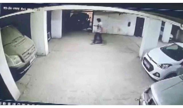 Hırsız, motosiklet sahibi tarafından yakalanınca bıçak çekti o anlar kameraya yansıdı
