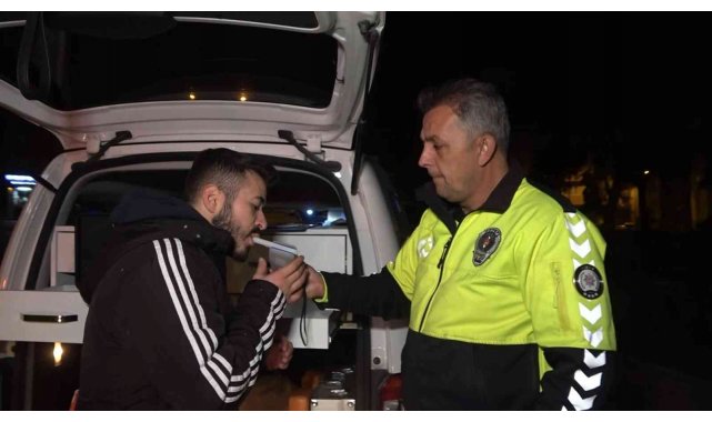 Kaza yapan sürücü önce ehliyetini polise verip kaçtı, ardından geri döndü alkollü çıktı